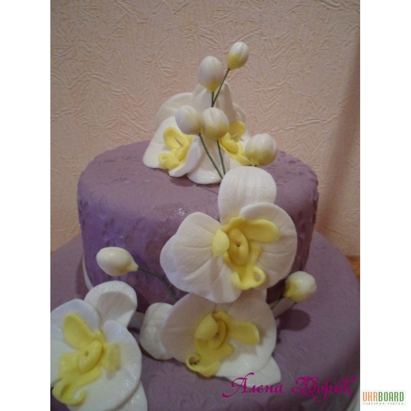 Фото 2. Свадебный торт с белыми орхидеями
