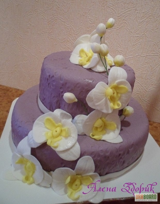 Фото 3. Свадебный торт с белыми орхидеями