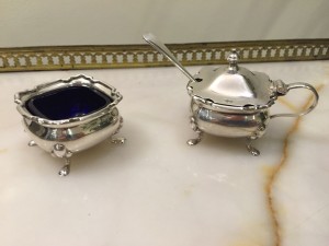 Антикварный серебряный набор: солонка и горчичница с кобальтовыми вставками