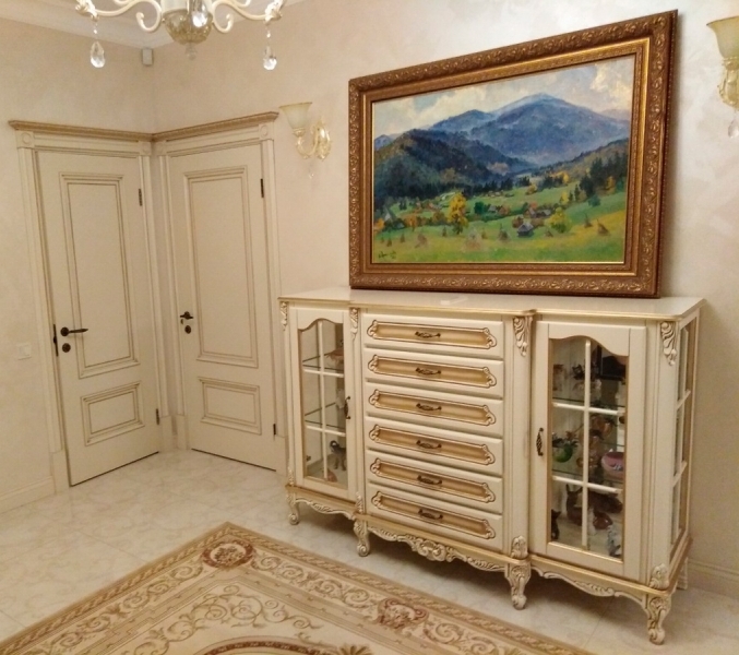 Фото 3. Белый комод Версаль для гостиной из массива дерева