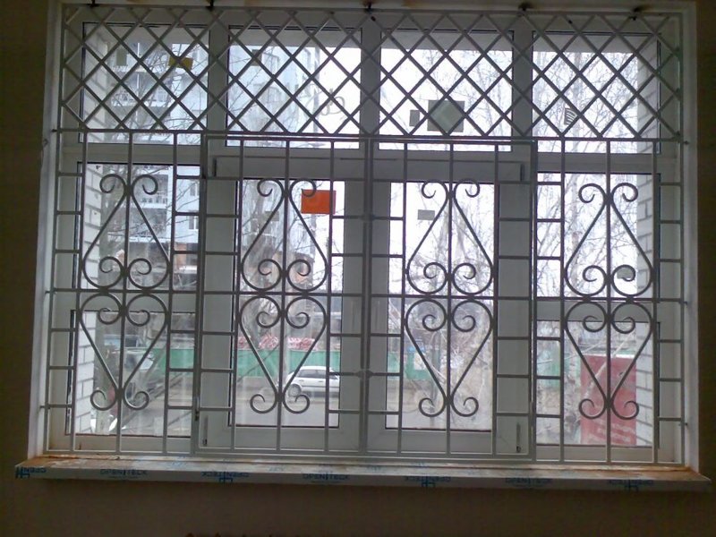 Фото 7. Решетки на окна и двери
