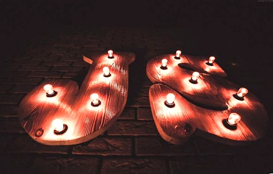 Фото 10. Деревянные вывески, деревянные буквы с лампочками, меловое меню из дерева