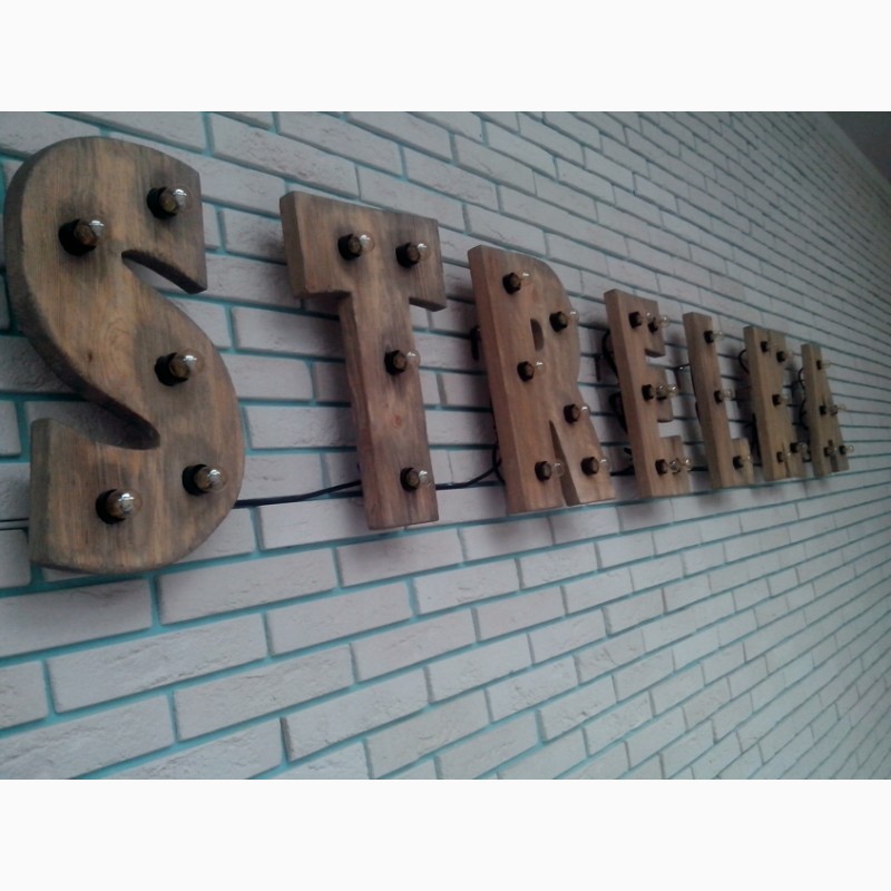 Фото 7. Деревянные вывески, деревянные буквы с лампочками, меловое меню из дерева