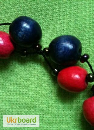 Фото 5. Короткие бусики из красных и синих деревянных бусин