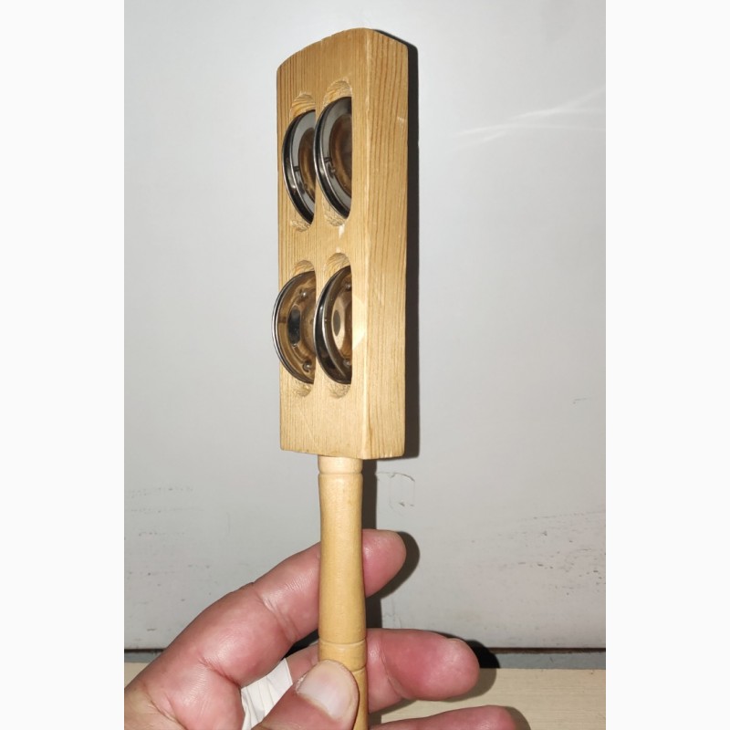 Фото 2. Вертикальный, деревянный тамбурин с ручкой