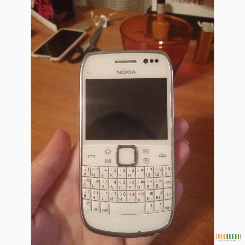 Продам б/у Nokia E6 White
