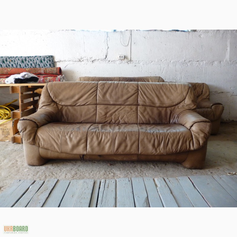 Кожаный светлый диван