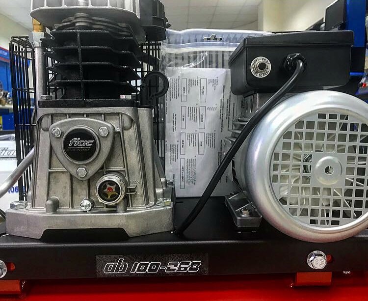 Фото 2. Поршневые компрессоры для автосервиса Fiac 200AB515 (Италия)