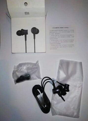 Фото 2. Оригинальные наушники Xiaomi Mi In-Ear Headphones