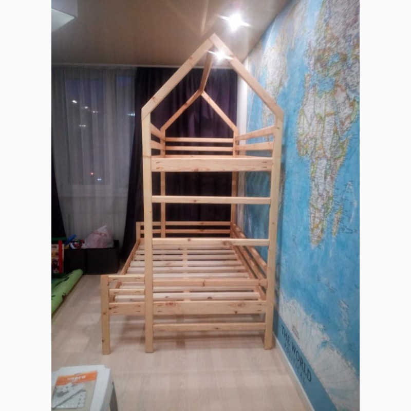 Фото 2. Двухъярусная кровать- домик из натурального дерева