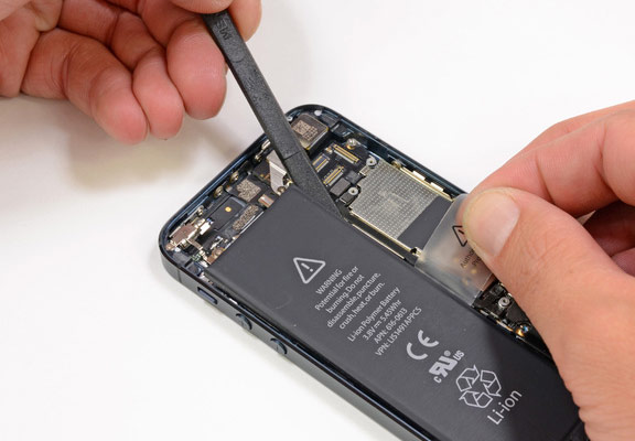 Фото 4. Замена аккумуляторной батареи Apple iPhone 5, 5S, 6, 6+, 6S, 6S+, 7, 7+, 8, 8
