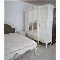 Шикарна гардеробна шафа Венеціано з масиву дуба на фігурних ніжках