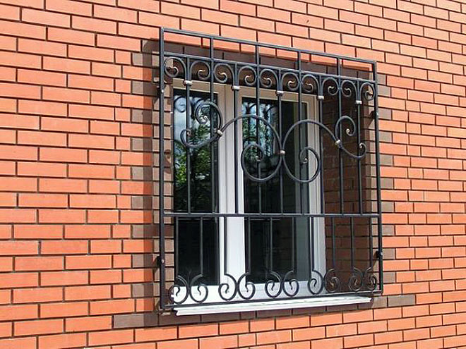 Фото 2. Решетки на окна двери