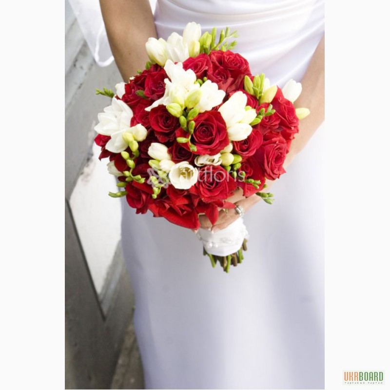 Фото 2. Букет невесты, бутоньерка, браслет из цветов, свадебная флористика