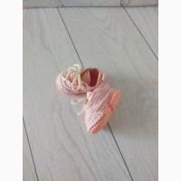 Вязаные пинетки-кроссовки для девочки