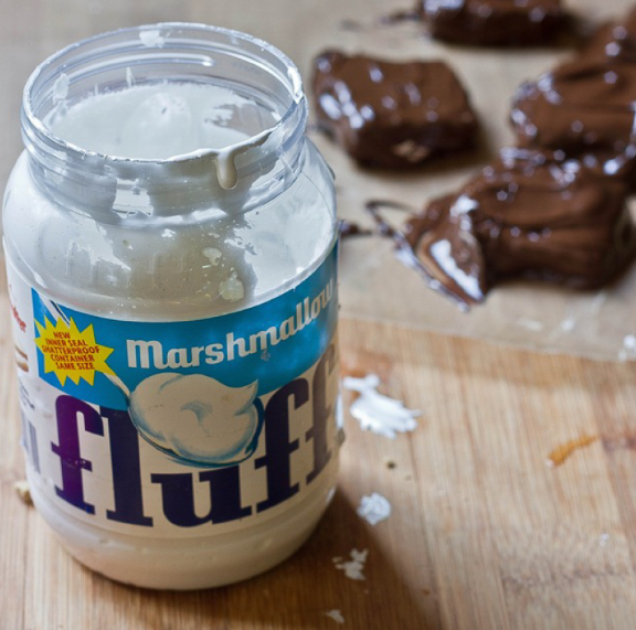 Фото 8. Marshmallow Fluff с ванильным вкусом - сладкое лакомство, ингредиент для десертов