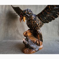 Большой деревянный орел с орленком