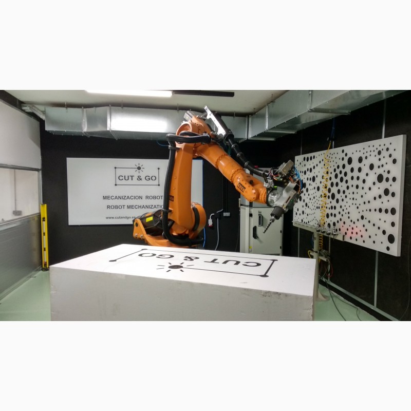 Фото 2. Промышленный робот KUKA для 3Д фрезерования
