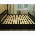 Двуспальная деревянная кровать с ящиками