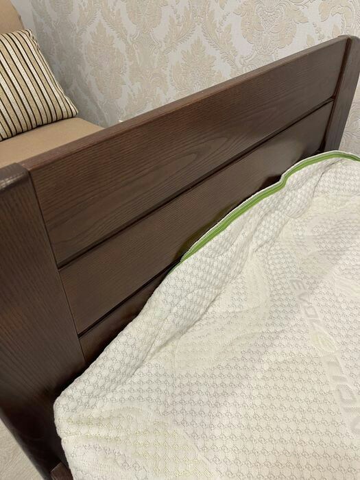 Фото 2. Продам деревянную кровать с матрасом. Выдвижные ящики на колесиках