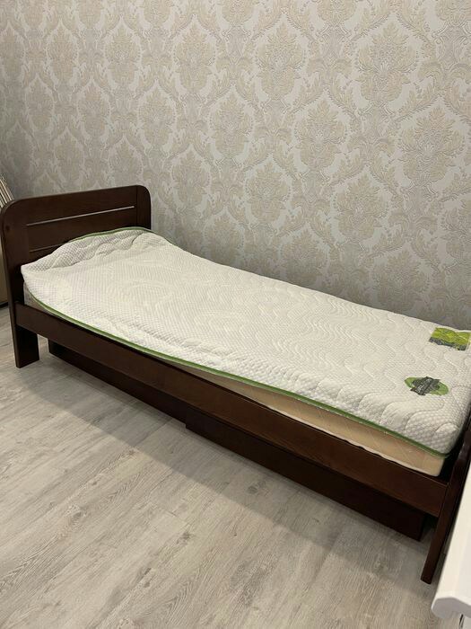 Фото 4. Продам деревянную кровать с матрасом. Выдвижные ящики на колесиках
