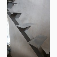 Металлический каркас лестницы. Броневик Днепр
