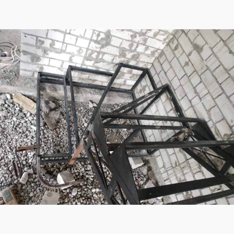 Фото 3. Металлический каркас лестницы. Броневик Днепр