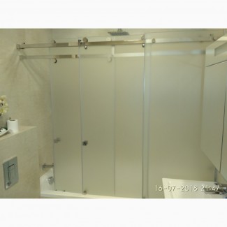 Стеклянные двери-шторки раздвижные и распашные для ванной