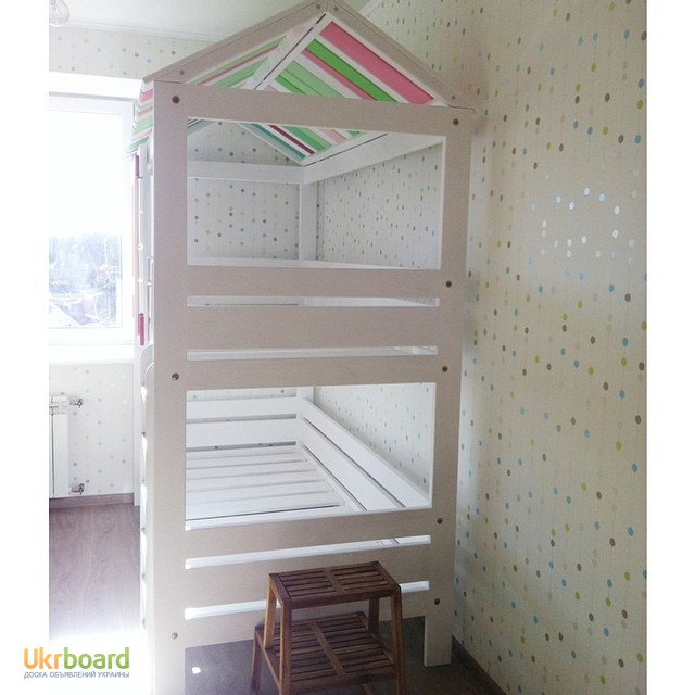 Фото 2. Детская деревянная двухьярусная кровать-домик