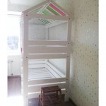 Детская деревянная двухьярусная кровать-домик