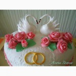 Свадебный торт в виде сердца с лебедями и кольцами