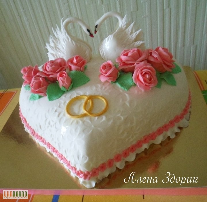 Фото 3. Свадебный торт в виде сердца с лебедями и кольцами