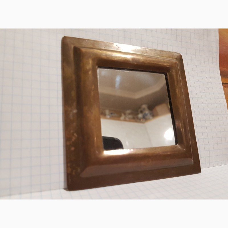 Фото 4. Зеркальце в латунной рамке