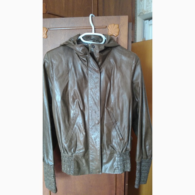 Фото 2. Женская кожаная куртка с капюшоном KORANCO размер 36