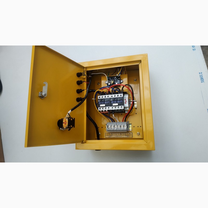 Фото 4. Блок автоматичного керування генератором АВР (ATS)