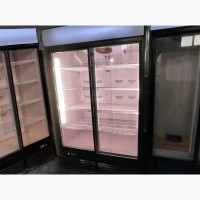 Большой вертикальный холодильный шкаф. Отличный витринный холодильник