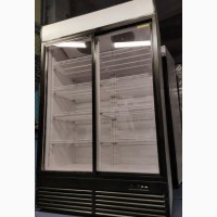 Большой вертикальный холодильный шкаф. Отличный витринный холодильник