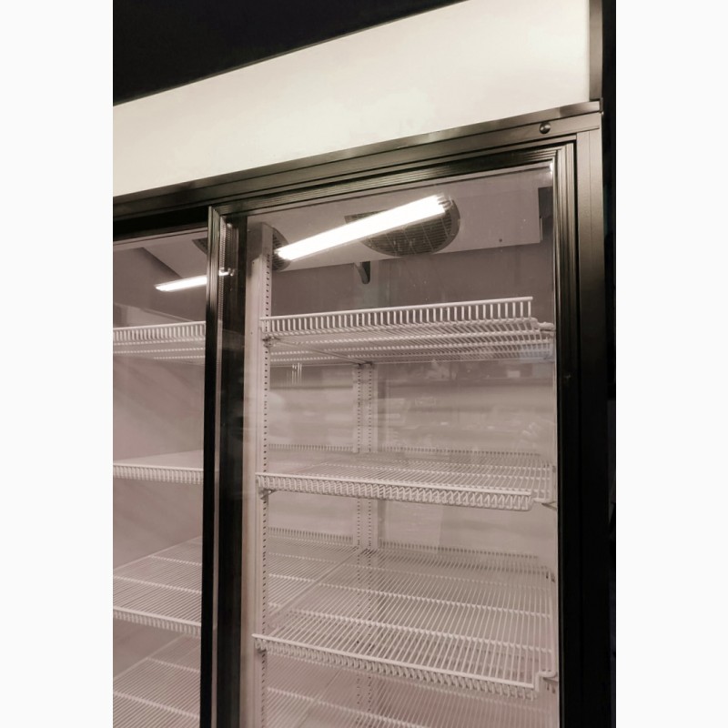 Фото 4. Большой вертикальный холодильный шкаф. Отличный витринный холодильник