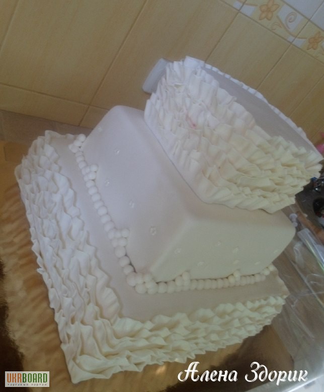 Фото 3. Свадебный 3-х ярусный торт с рюшами