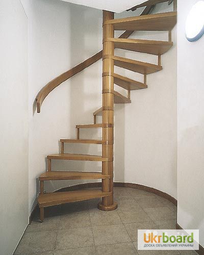 Фото 9. Деревянные столбы и опоры для лестниц
