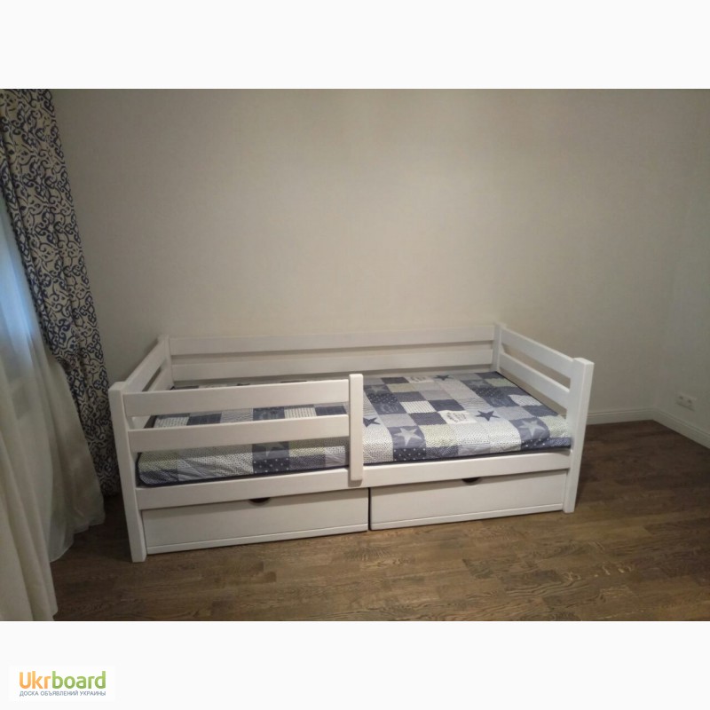 Детская белая деревянная кровать с бортом и ящиками