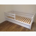 Детская белая деревянная кровать с бортом и ящиками