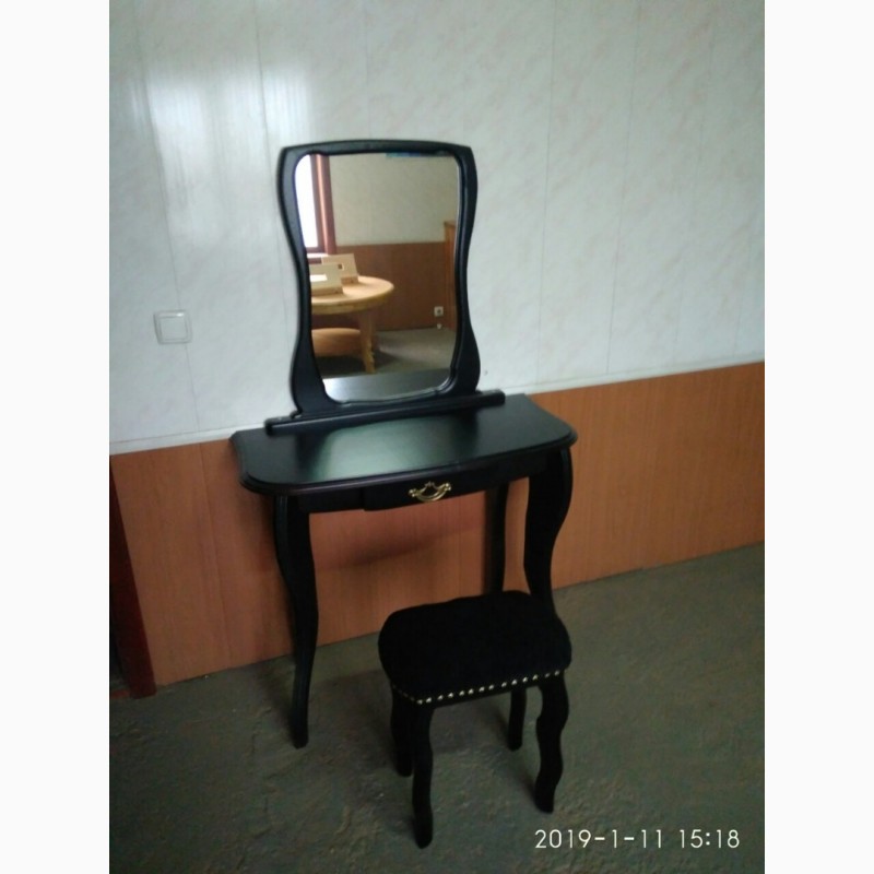 Фото 3. Туалетный стол с зеркалом деревянный