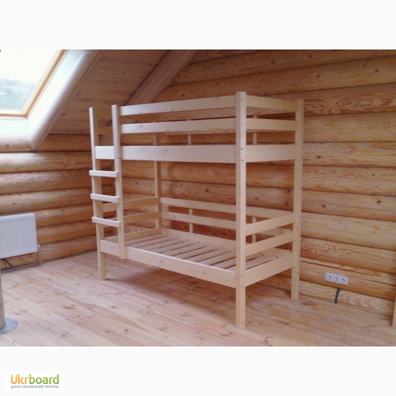 Фото 2. Двухъярусные деревянные кровати