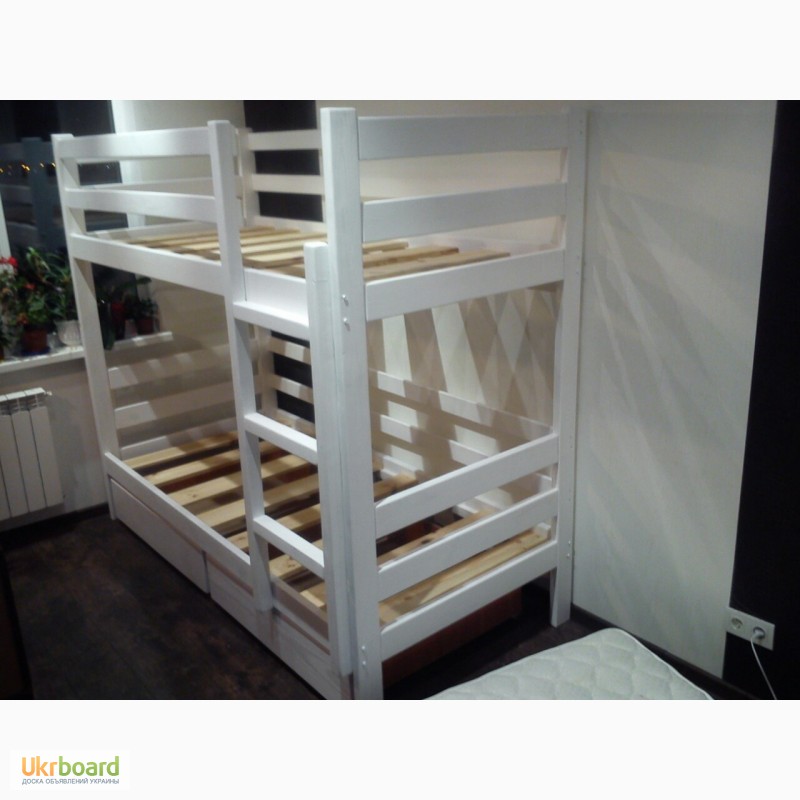 Фото 3. Двухъярусные деревянные кровати