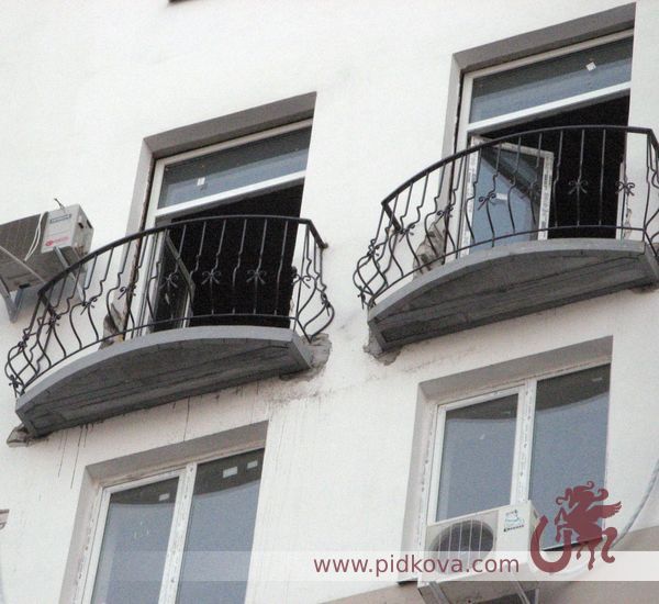 Фото 3. Кованые французские балконы, перила