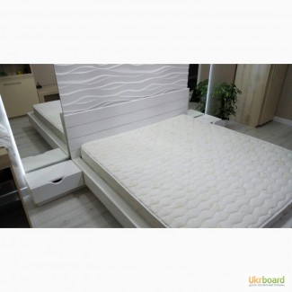 Современная двуспальная кровать с прикроватными тумбочками и подъемным механизмом