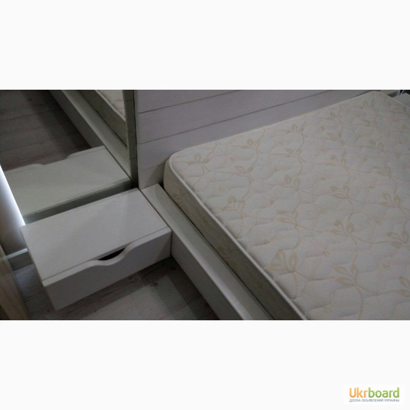 Фото 3. Современная двуспальная кровать с прикроватными тумбочками и подъемным механизмом