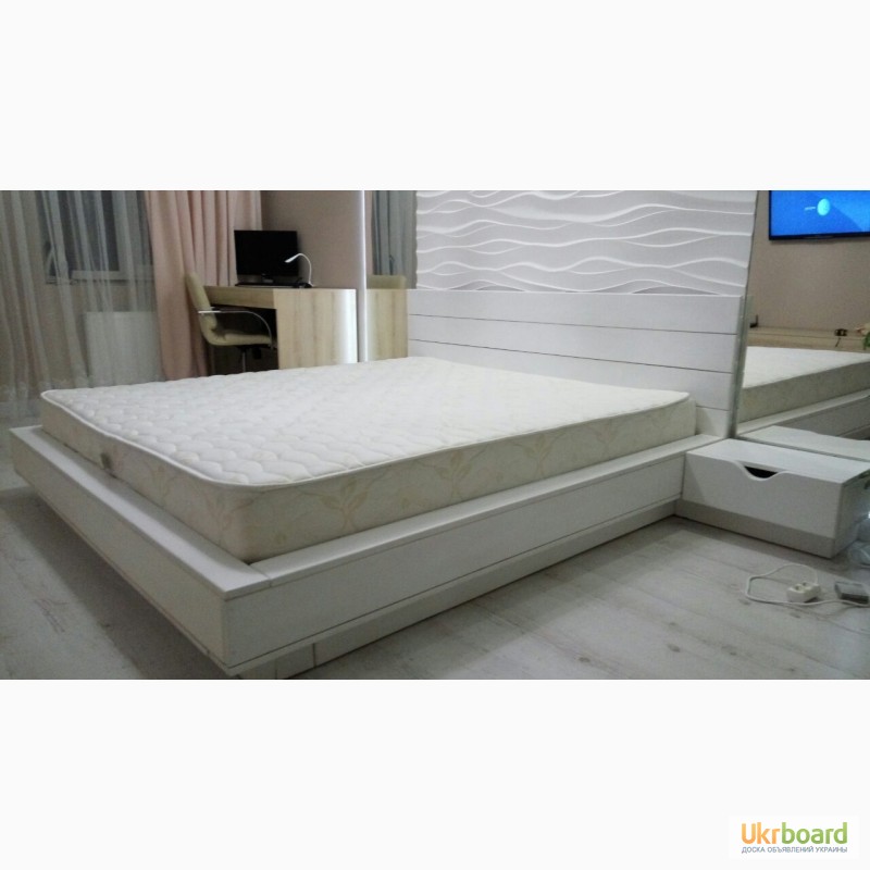 Фото 4. Современная двуспальная кровать с прикроватными тумбочками и подъемным механизмом
