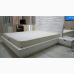 Современная двуспальная кровать с прикроватными тумбочками и подъемным механизмом